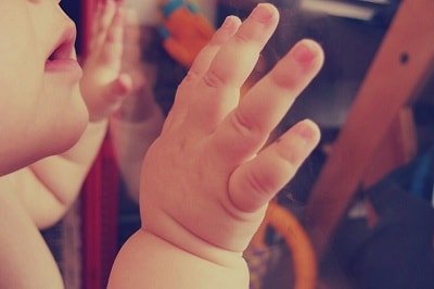 赤ちゃんの手・口