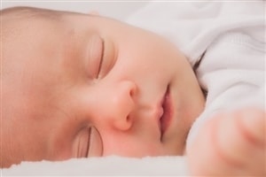 母乳を飲んでぐっすり眠る赤ちゃん